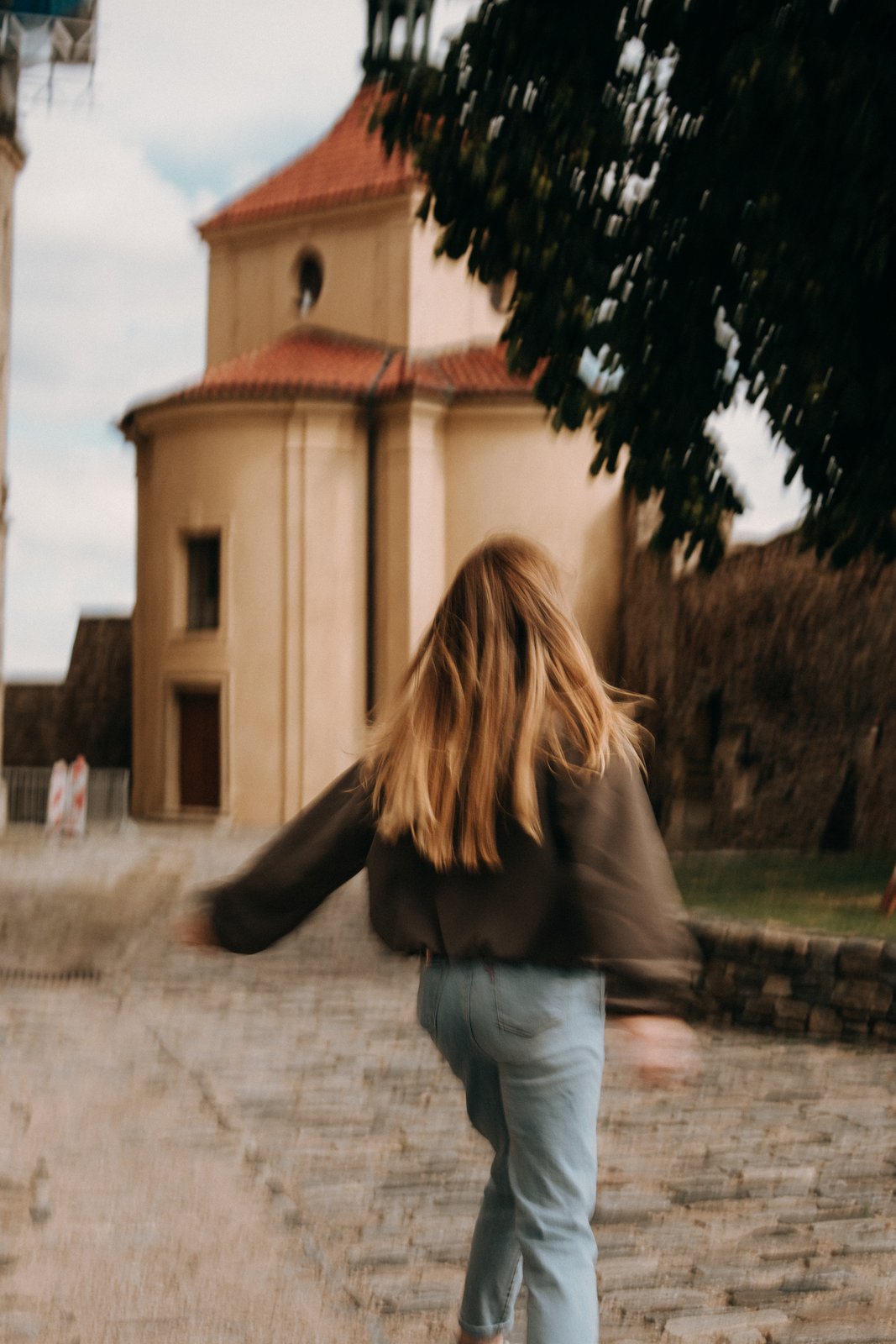 Portrét ženy v pohybu na ulici