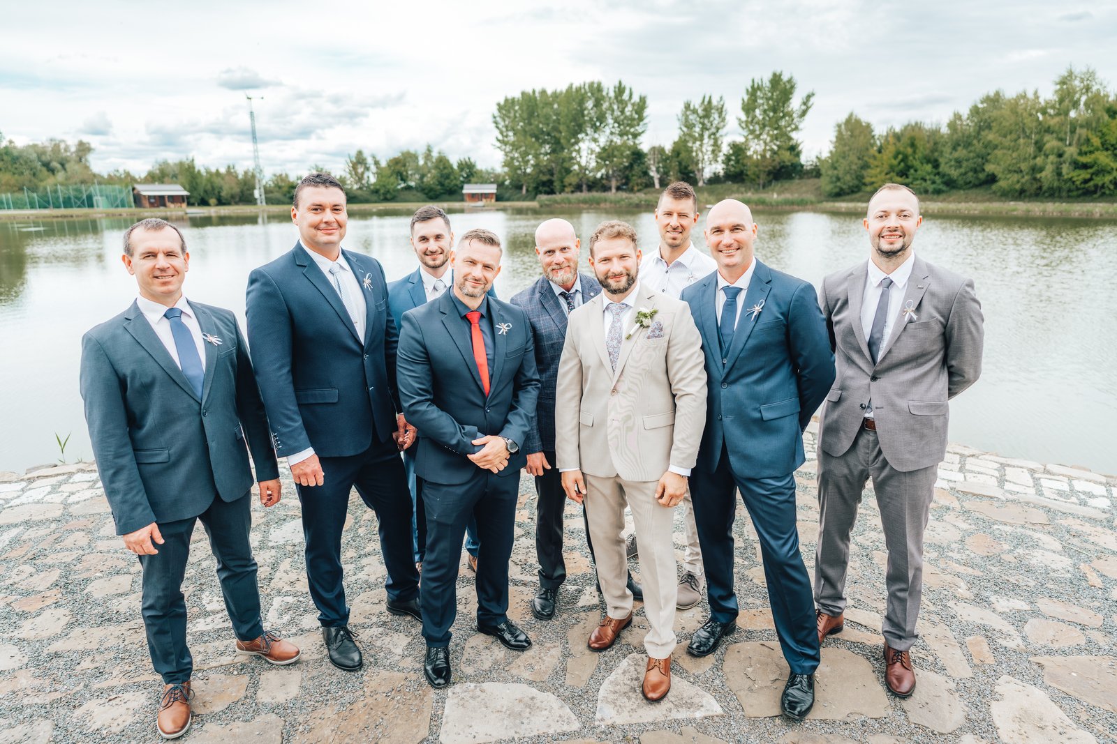 Skupinové foto ženichových svědků, svatba Bugalovi