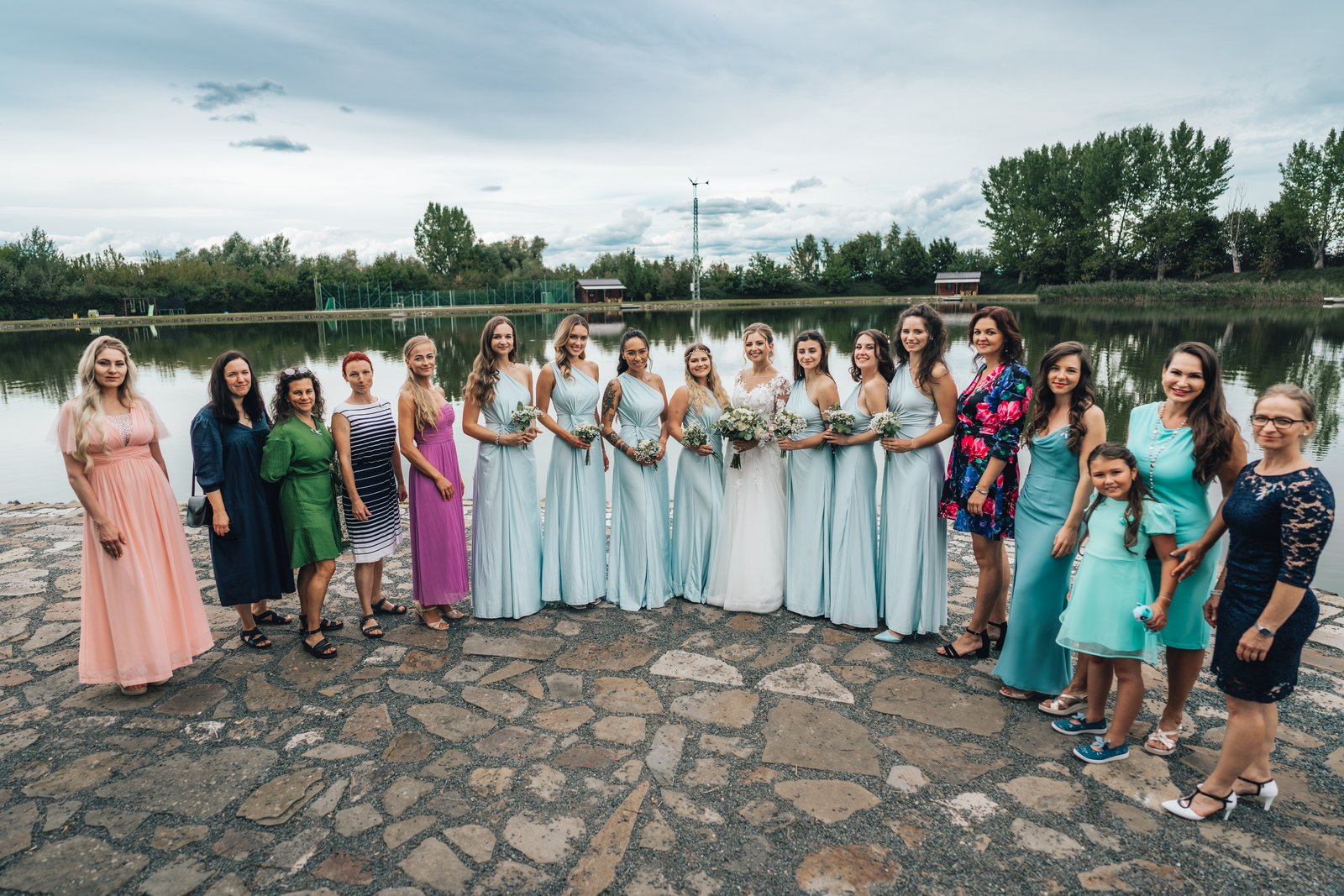 Skupinové foto družiček, svatba Bugalovi