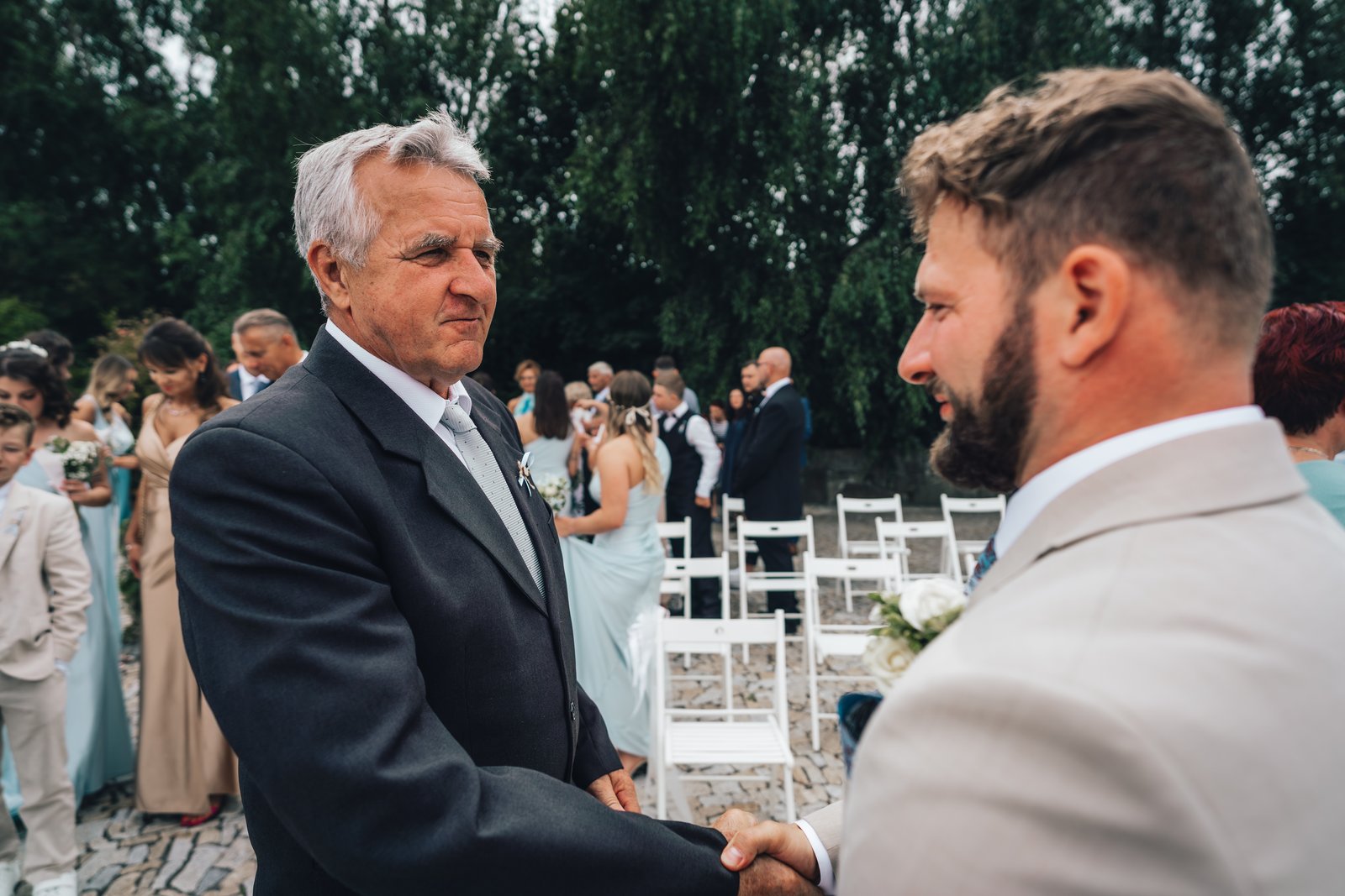 Otec nevěsty v dojemném objetí, svatba Bugalovi