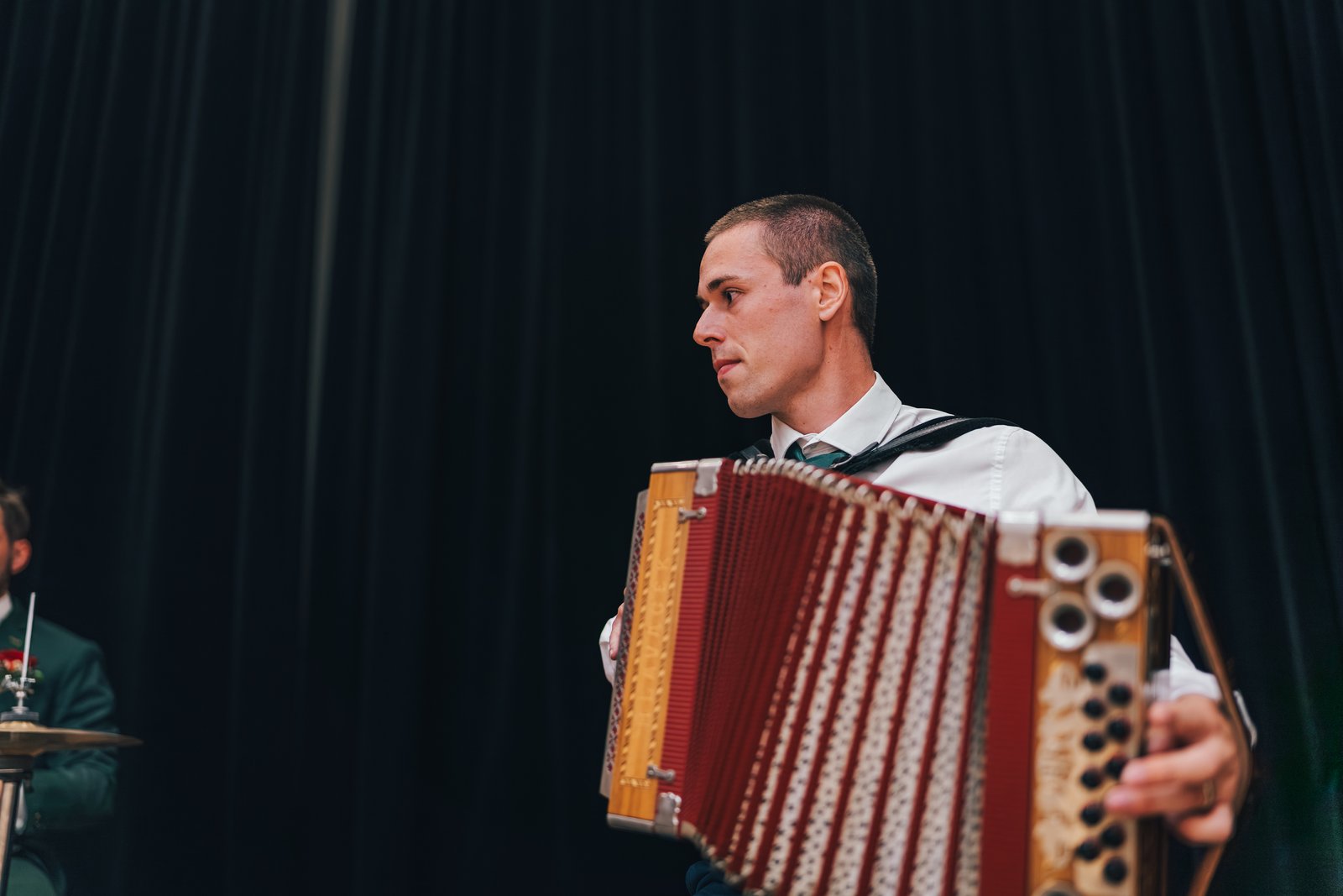 Muzikant hraje na harmoniku, svatba Řepkovi